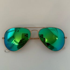 Ray-Ban RB3025
Aviator -lash Lenses
- Green, Blue and Gold
